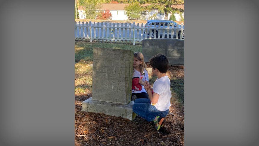 Catholic volunteers pray, clean cemetery for All Souls' Day