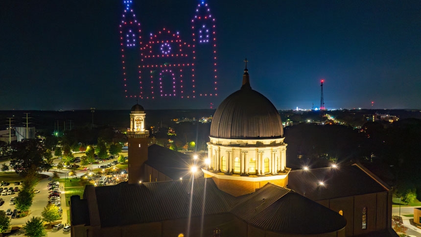 Light show, sacred music delight concertgoers