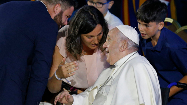  Pope Francis talks with Pietro and Erika Chiriaco, who are hosting a Ukrainian family in Italy, as he opens the World Meeting of Families in the Paul VI hall at the Vatican June 22, 2022. The Festival of Families, an evening of sharing and music, was the opening event of the five-day meeting. (CNS photo/Paul Haring)